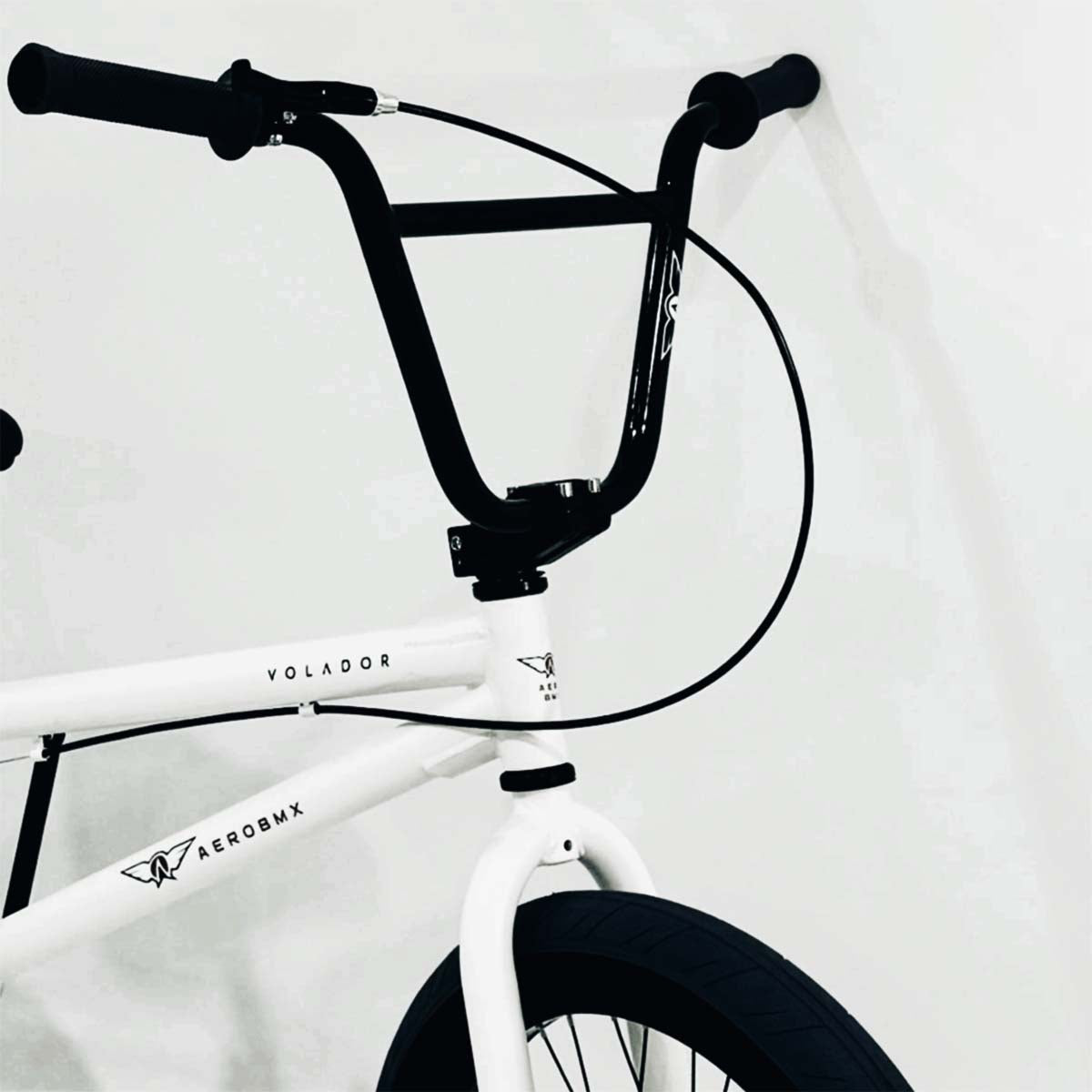 Bicicleta BMX Aerobmx Volador Centro Mid Profesional Maza 14mm Rodado 20 blanco-negro