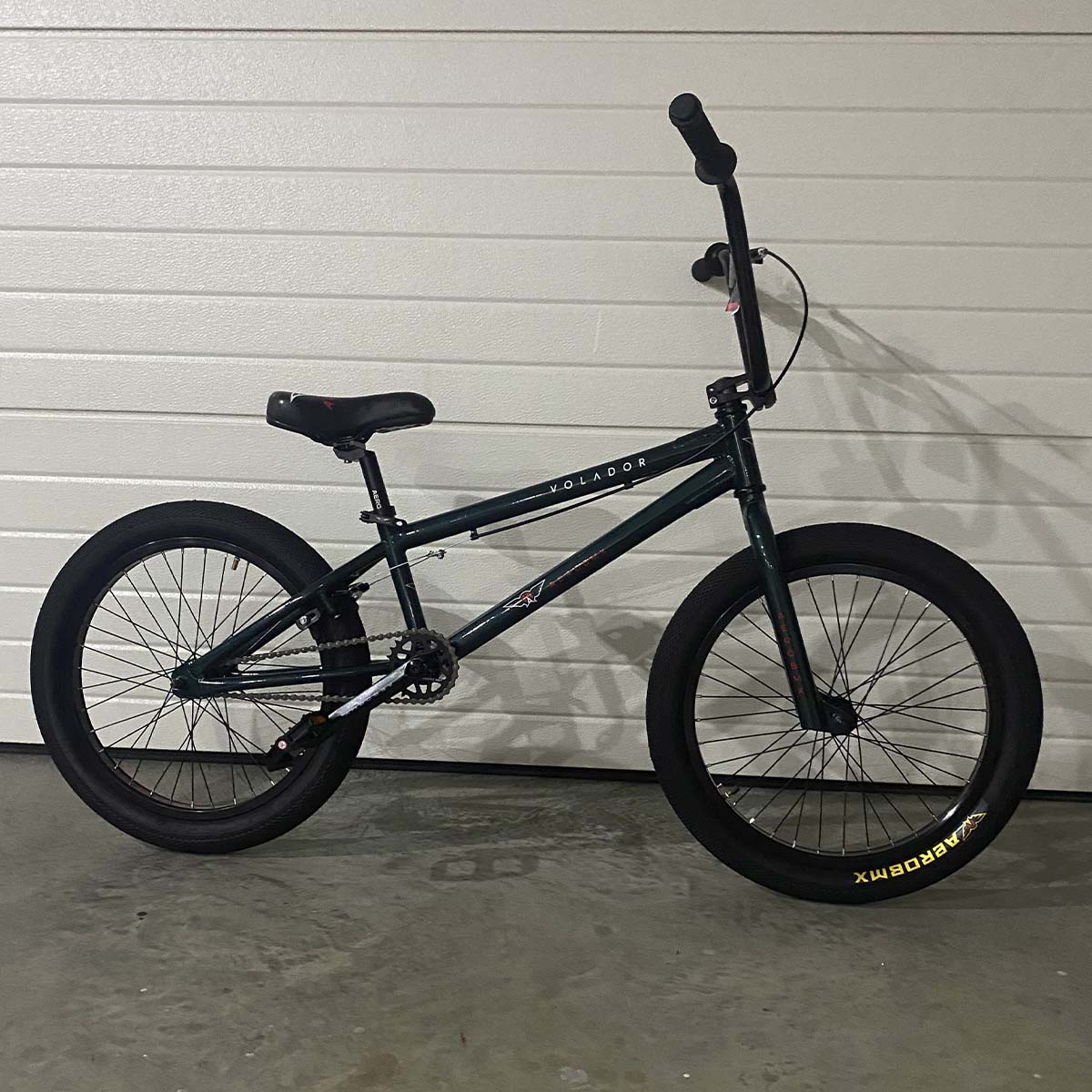 Bicicleta BMX Aerobmx Volador Centro Americano con cranks Rodado 20 color negro